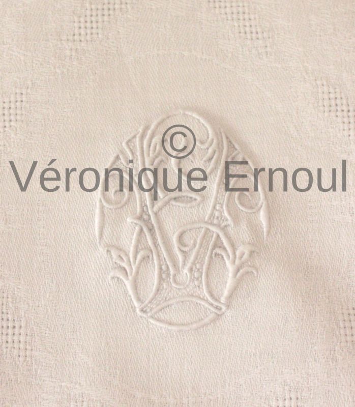 Monogramme sur serviette de lin damassée