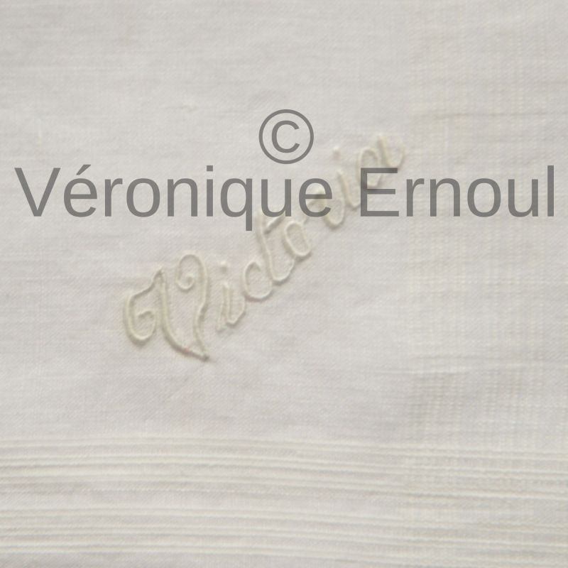 Prénom sur un mouchoir de linon