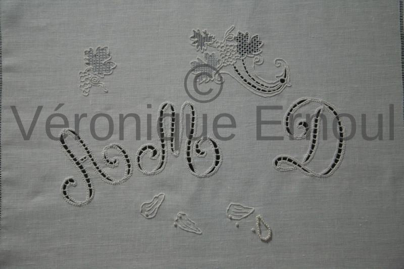 Noces de perles, tableau brodé en Richelieu et grilles ajourées