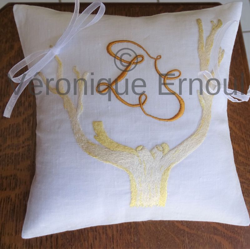 Coussin en lin brodé en soie selon un dessin de la future mariée