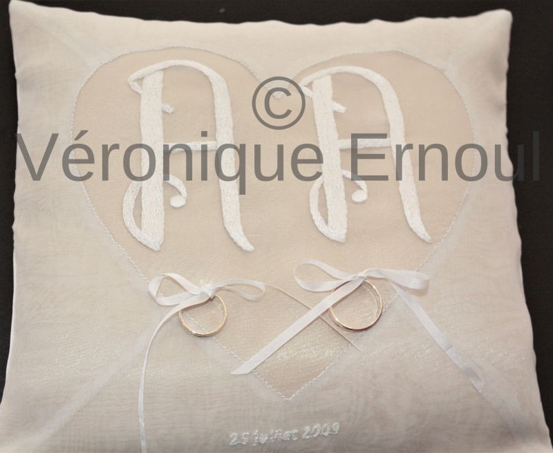 Coussin sur organdi, lettres en passé empiétant