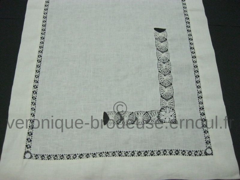 Jour « Queue de paon fleurie », brodée par Simone Kreps