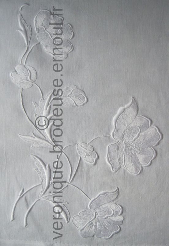 Branche de pavots en point de satin